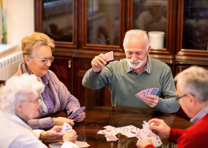 Een spel kaarten spelen in de huiskamer