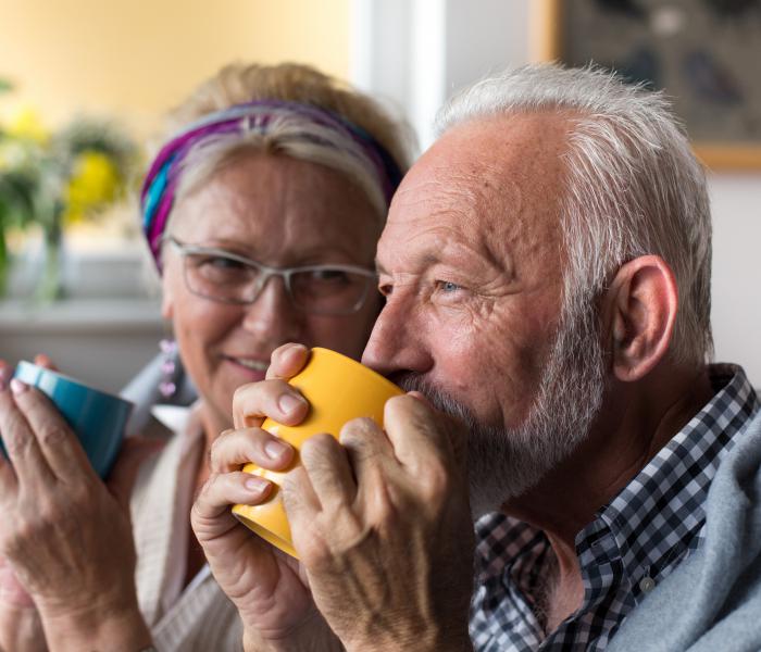 Ouder stel drinken een kop thee