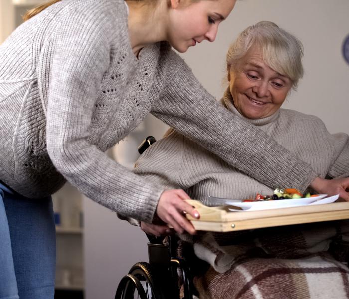 thuishulp helpt een oudere vrouw