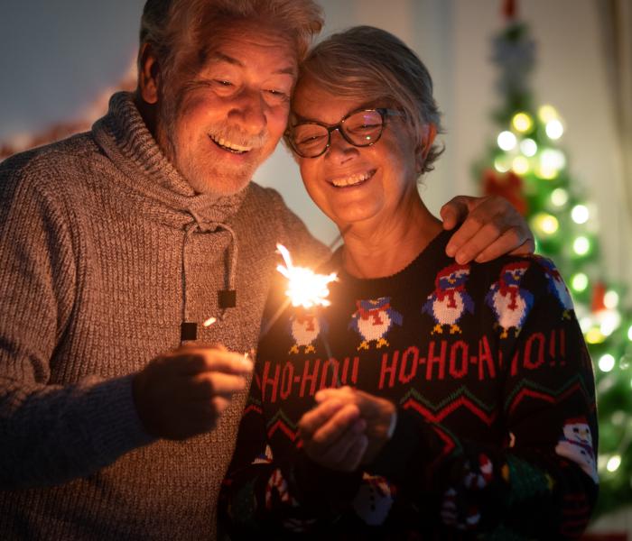 Twee senioren vieren de feestdagen