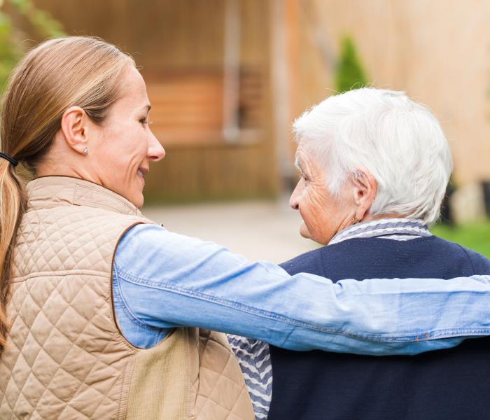 Oudere dame met haar dochter, die mantelzorger is