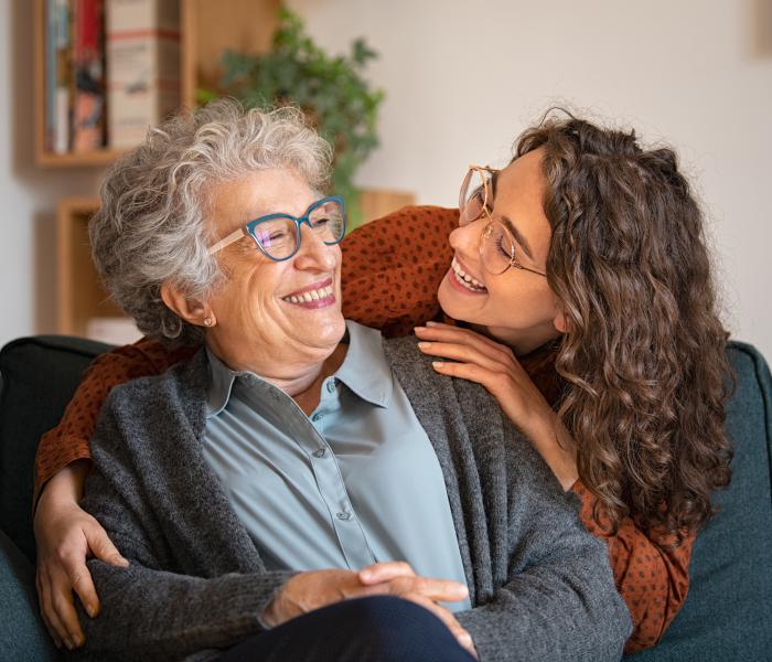 Lachende senior en haar dochter