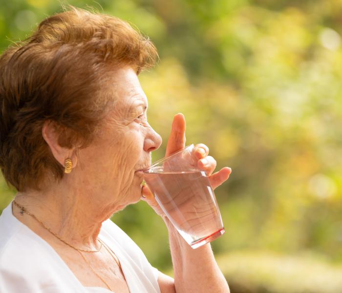 Drinkende vrouw in de zon