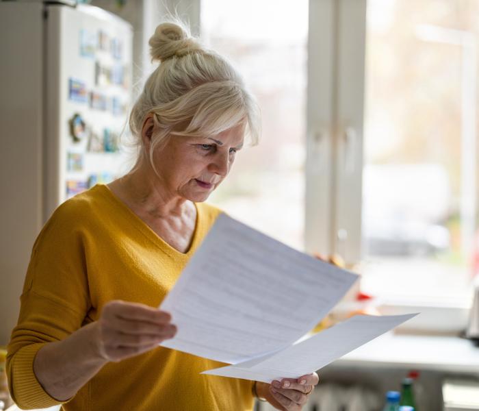 Vrouw is bezig met administratie