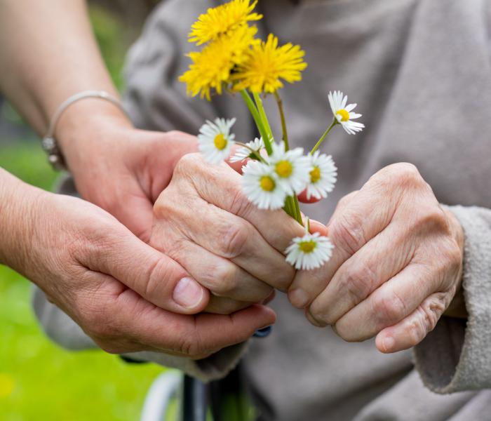 2 paar handen met bloemen