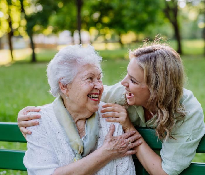 Thuishulp en senior genieten in het park