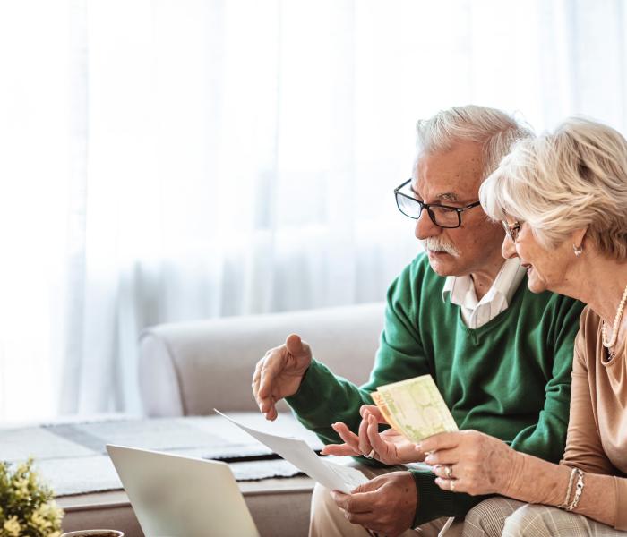 Man en vrouw kijken op een computer