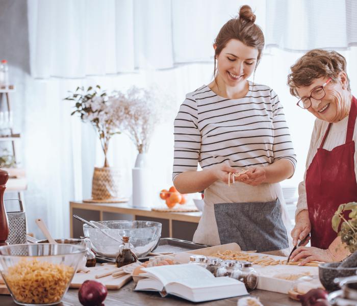 Senior en thuishulp samen in de keuken