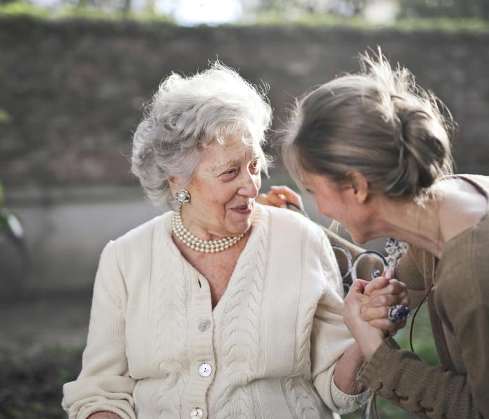 Senior en haar mantelzorger