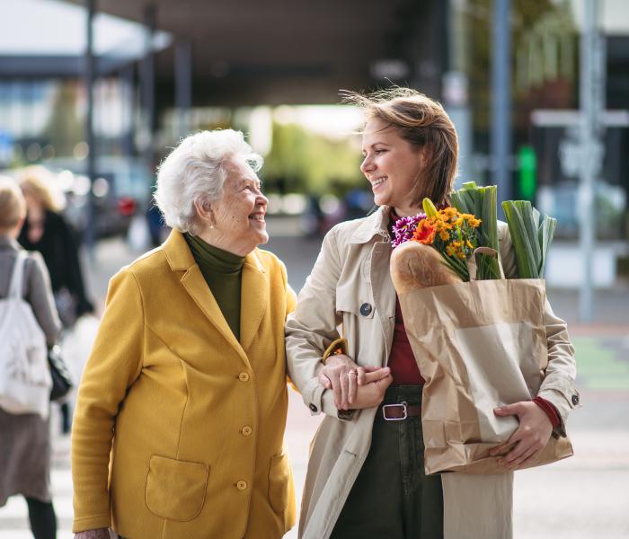 Senior en thuishulp doen samen boodschappen