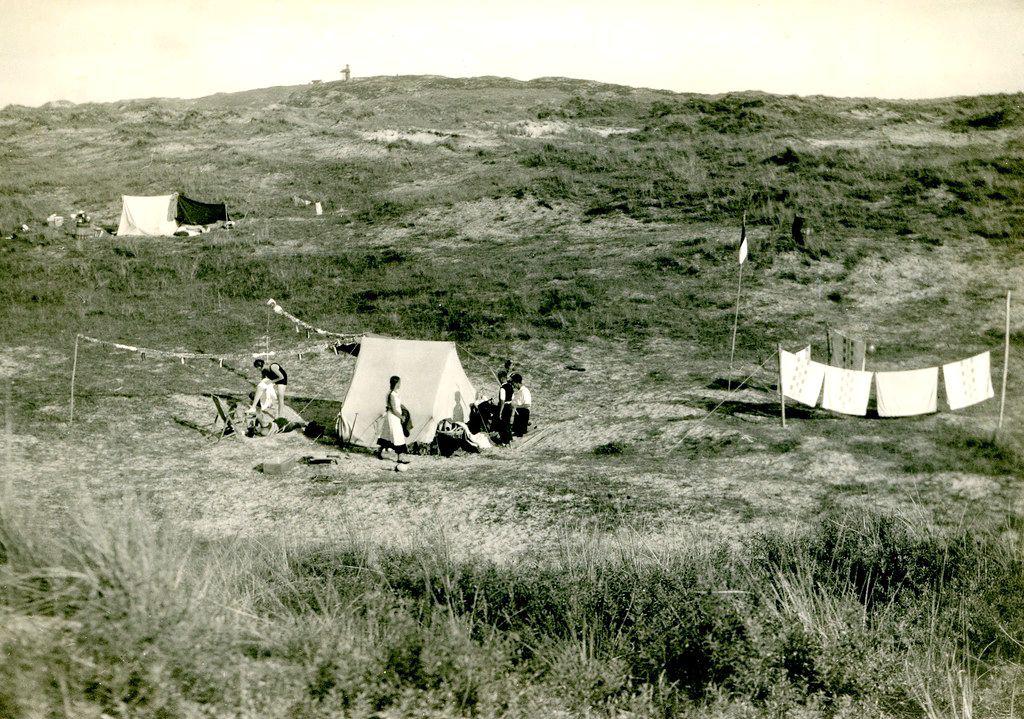 Zwartwit foto - kamperen in de duinen Vlieland(2).jpg