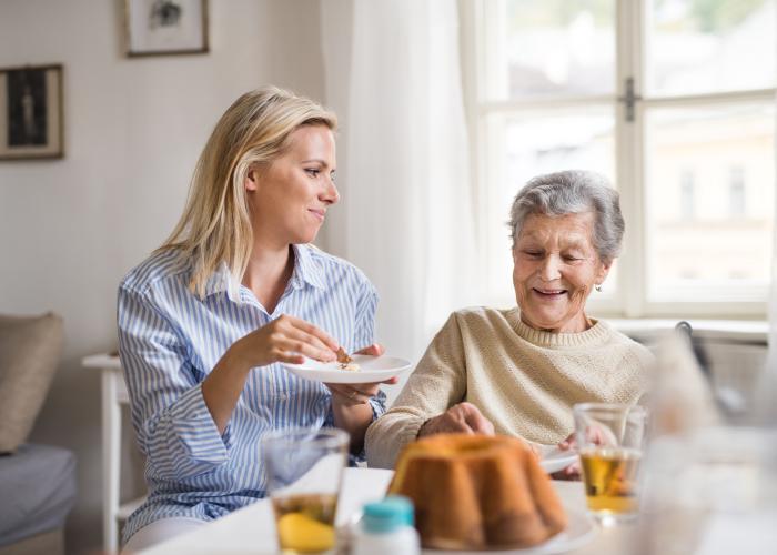 Thuishulp en senior eten samen