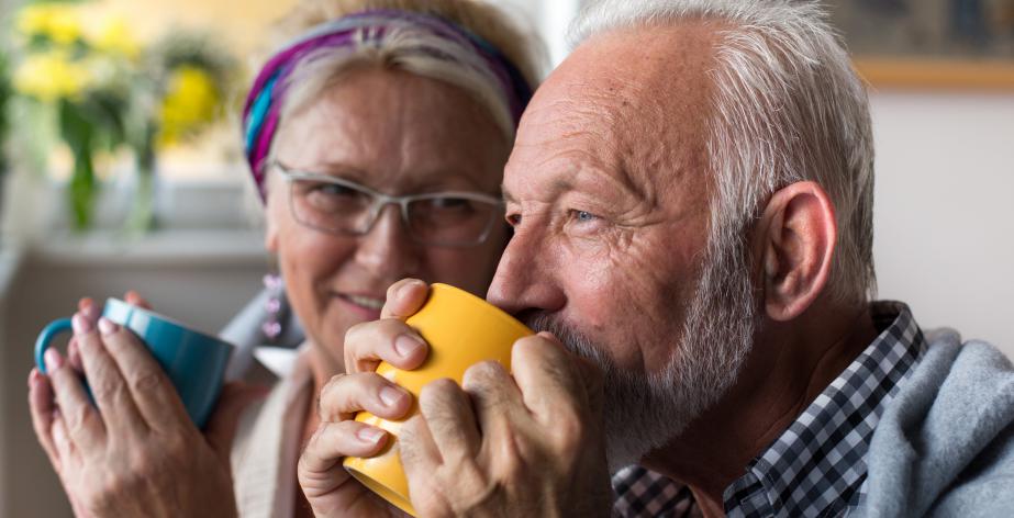 Ouder stel drinken een kop thee