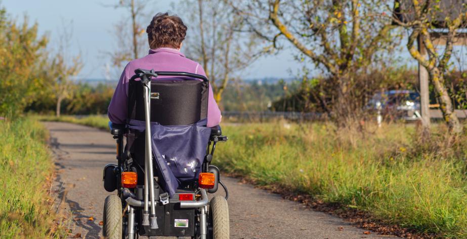 vrouw in scootmobiel