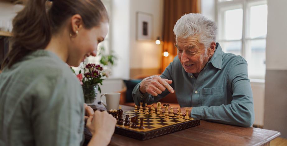 Thuishulp Manon schaakt met meneer Wolters