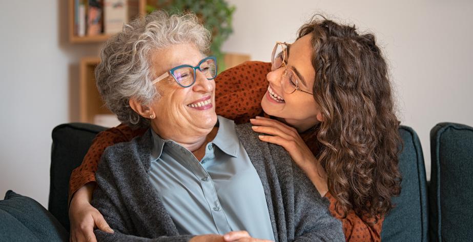 Lachende senior en haar dochter