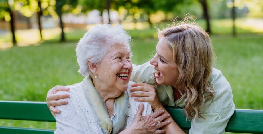 Thuishulp en senior genieten in het park