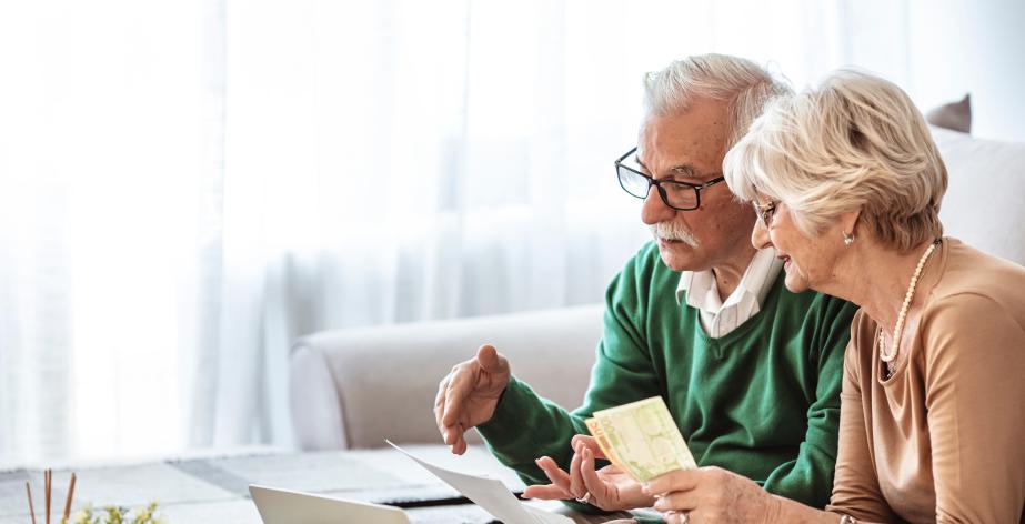 Man en vrouw kijken op een computer