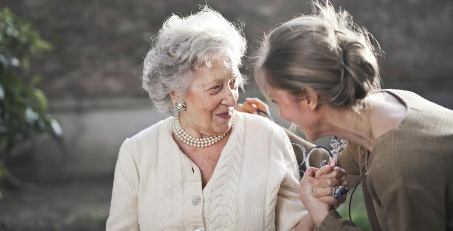 Senior en haar mantelzorger